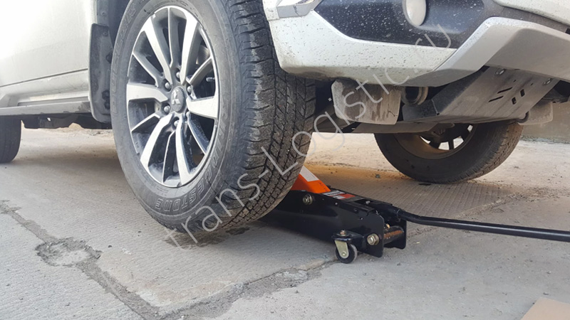 1. Поддомкратить автомобиль.jpg