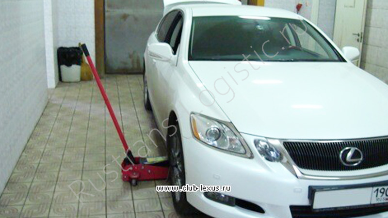 Lexus. Подъем на домкрате.jpg